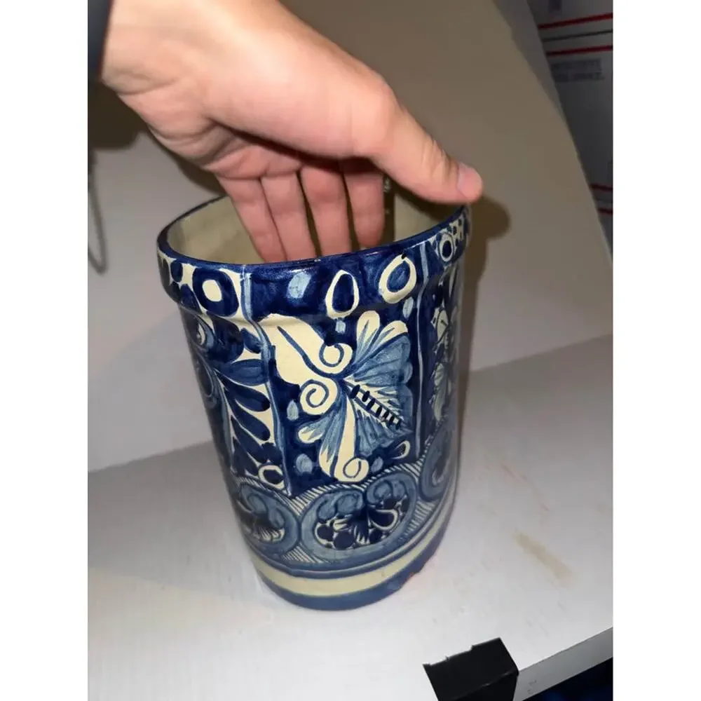 VTG MEXICAN TALAVERA HAND PAINTED FLOWER GUARD POTTERY PLANTER (HUGE)